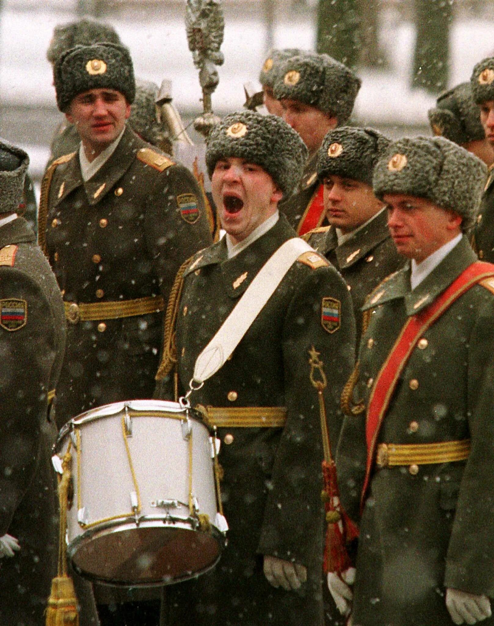 Военные 90 х годов. Форма военного оркестра. Русский солдат. Форма советского военного оркестра. Советский военный оркестр.