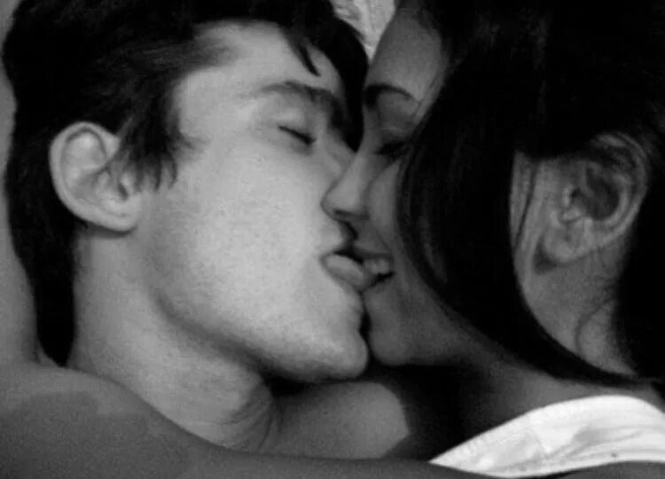 После поцелуя появляется. Поцелуй с языком. Глубокий поцелуй. Поцелуй с языком в постели. Страстный поцелуй фото.