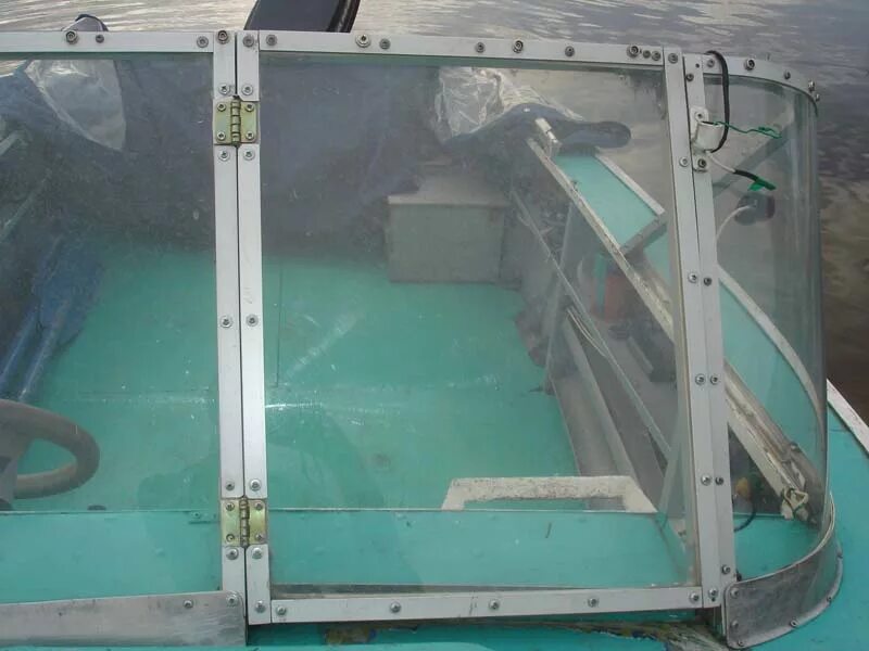 Ветровое стекло на лодку прогресс 4 с калиткой. Стекло на лодку прогресс 4. Прогресс 4 стекло с калиткой. Стекло прогресс 4. Каленое стекло на лодку волжанка 51.