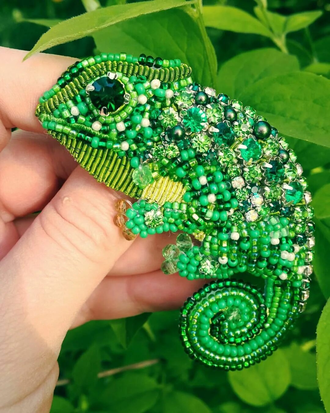 Что можно сделать из зеленого цвета. Брошь хамелеон из бисера. Хамелеон брошь бисер. Зелёные броши из бисера и бусин. Зеленая брошка из бисера