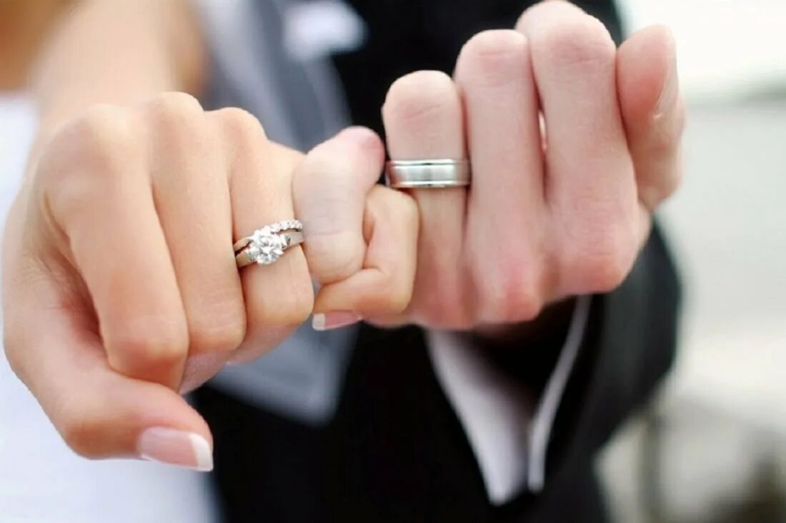 На какой руке носят армяне обручальное кольцо. Свадебные кольца на пальцах. Обручальное и помолвочное кольцо. Свадьба руки с кольцами. Кольцо на палец свадьба.