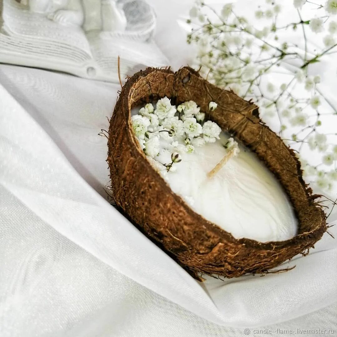Свеча в кокосе в интерьере. Свеча в кокосе упаковка. Кокосовые свечи. Ароматическая свеча в кокосовом орехе "ваниль". Свеча с ароматом кокоса.