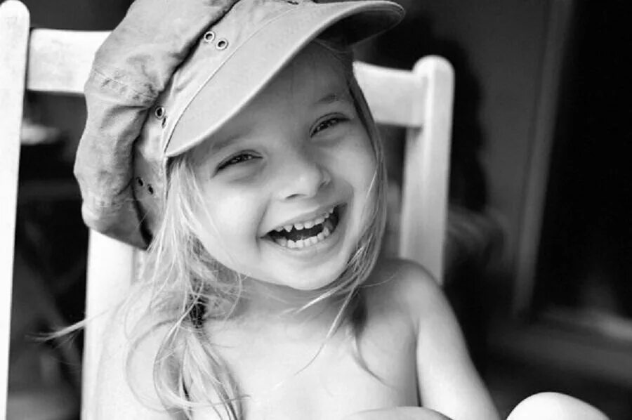 Улыбка ребенка. Маленькая девочка смеется. Улыбка девочки. Красивая улыбка ребенка. Я не замечаю улыбок