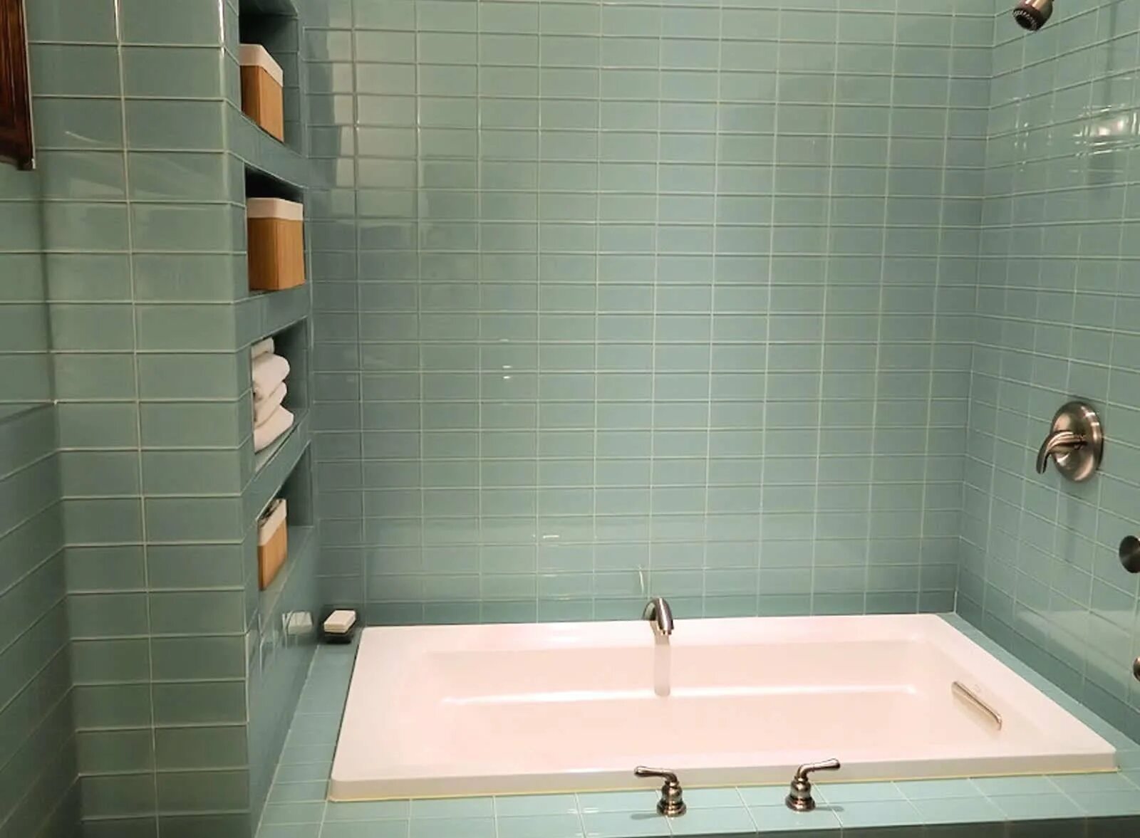 Что можно положить в ванной. Ванная отделка плиткой. Ванная отделанная плиткой. Ванна выложена кафелем. Ванная стены выложены плиткой.