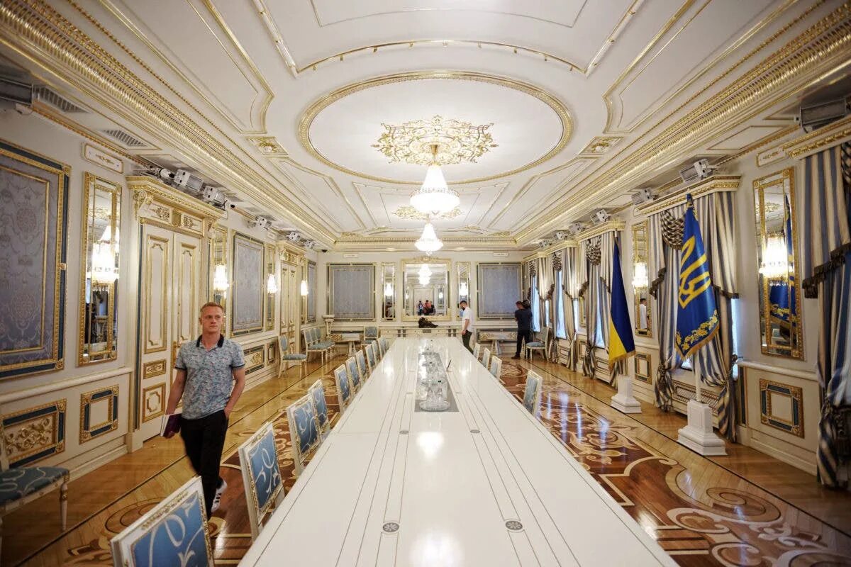 Резиденция президента Украины. Зал резиденции президента Украины. Здание администрации президента Украины изнутри. Кабинет президента Украины.