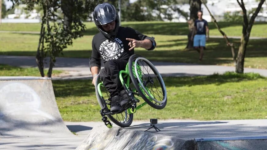 Aaron fotheringham. Wheelz. Фристайл на инвалидной коляске. Экстрим на коляске. Aaron wheelz.