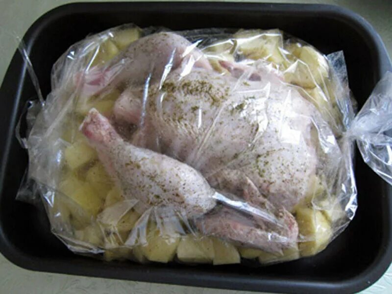 Сколько времени запекать картошку в рукаве. Курица в рукаве для запекания. Курица запеченная в рукаве в духовке. Пакет для запекания курицы. Запечь курицу в рукаве.
