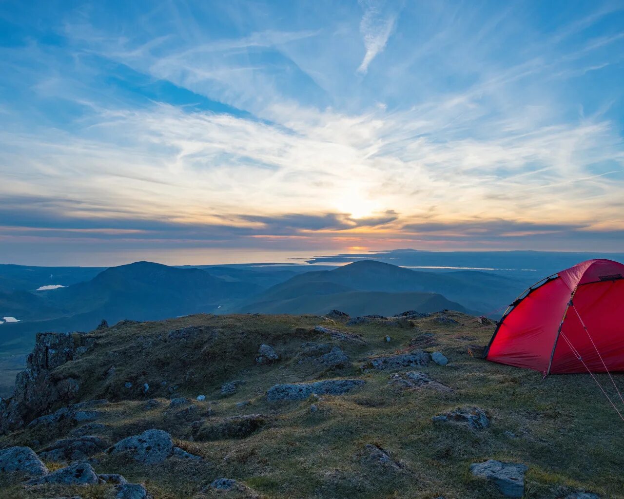 Mountains camping. Палатка в горах. Красивый вид из палатки. Кемпинг в горах. Вид из палатки на природу.