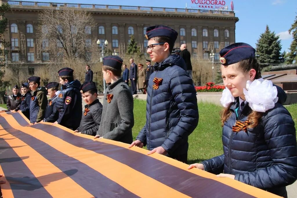 Акция георгиевская ленточка в школе. Акция Георгиевская ленточка. Международная акция Георгиевская ленточка. Георгиевская ленточка Волгоград. Георгиевская лента Волгоградской области.