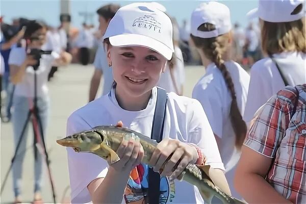 Знаменитые люди астраханской области. Астраханская Рыбоводная компания. Малёк в Астрахани. Известные люди Астрахани. Школьники выпускают рыбок в реку.