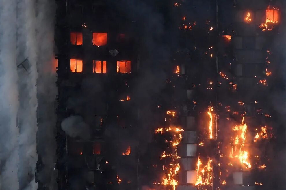 Горит небоскреб. Пожар в здании Grenfell Tower в Лондоне. 2017: Пожар в Grenfell Tower в Лондоне. Пожар в лондонском небоскребе Grenfell Tower. Пожар в лондонском небоскребе 2017.