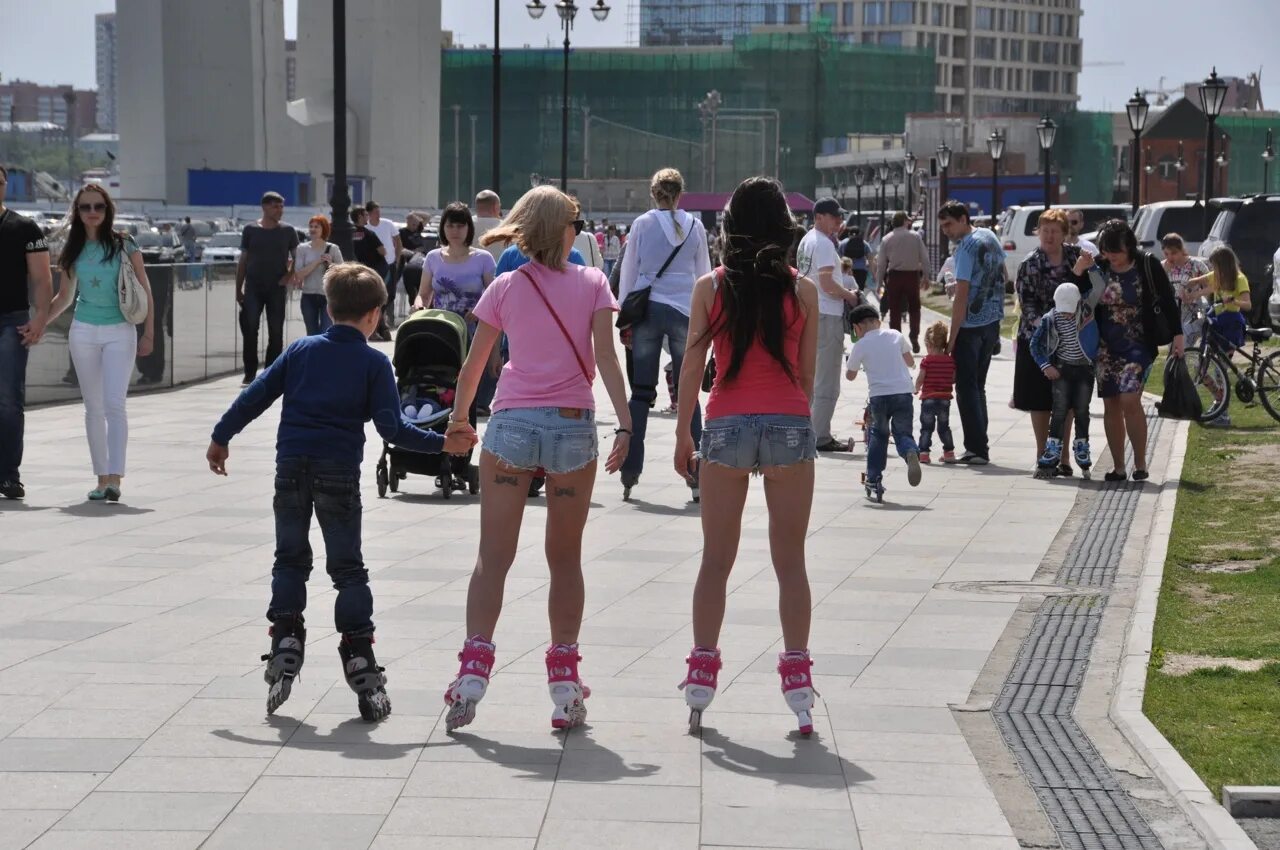 Перед глазами туристов неожиданно открылась окруженная. Набережная девушки гуляют. Девочки гуляют на набережной. Девочка гуляет в Москве. В Омске девушка гуляет.