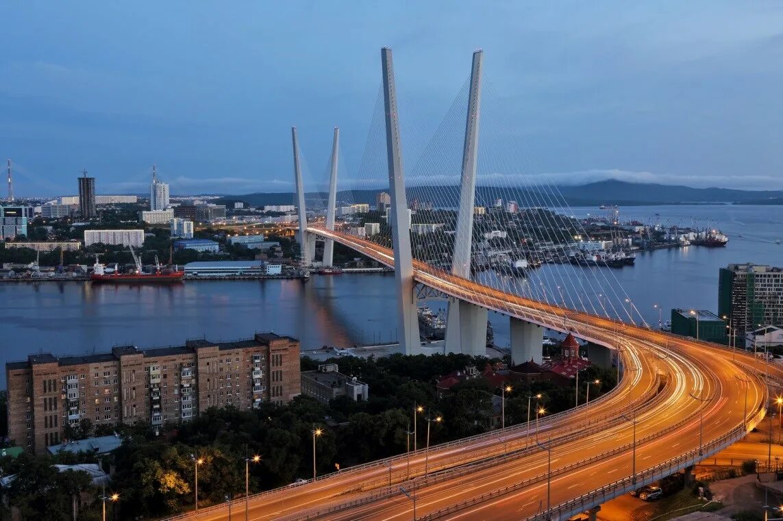Владивосток достопримечательности золотой мост. Памятник у моста владивосток. Владивосток достопримечательности мост. Золотой мост и золотой рог. Памятник на корабельной набережной владивосток.