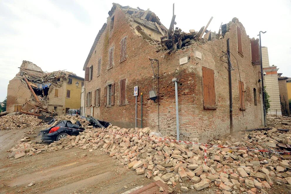 Дома после землетрясения. Земл етряс Ен и е в Италии. Разрушенные дома. Обломки домов. Руины после землетрясения.