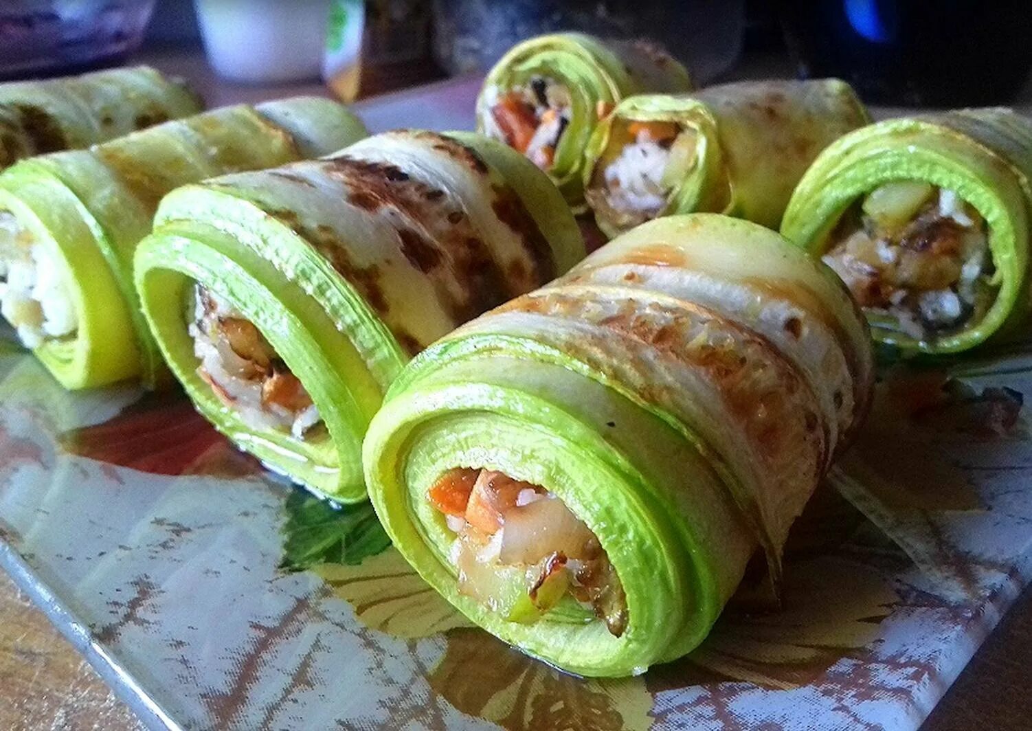 Рецепты разные фото. Кабачки фаршированные рулетики. Цукини рулетики черри. Цуккини рулеты фаршированные. Рулет из кабачков с сыром.