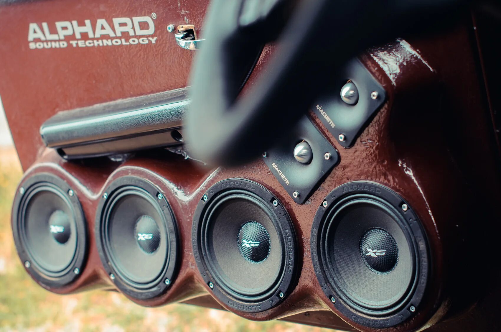 Калитка альфард автозвук. Аудиосистема в машину. Человек кричит. Т громкий. Т громкий.