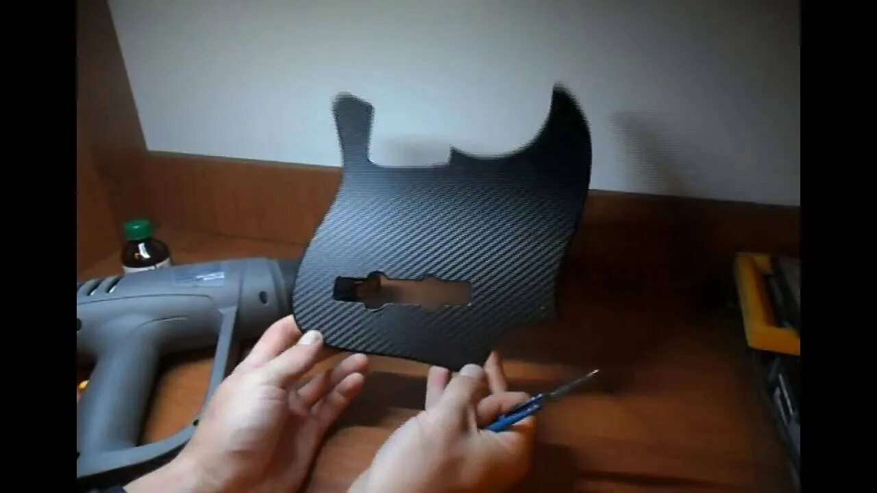 Гитара в карбоновой плёнке. Ауди а6 обтянутая пленкой карбон. Виниловая пленка карбон. Фен для виниловой пленки. Как клеить карбоновую пленку на пластик.