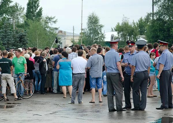 Новости пугачев сегодня последние свежие события. Волнения в Пугачеве. Пугачев 2013. Десантники города Пугачев. Городской парк Пугачев.