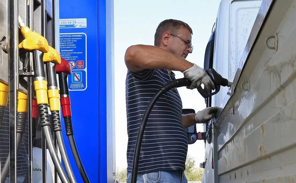 Бензин подорожал сегодня. Бензин подешевел. Рост цен на бензин. Бензин ТАСС. Бензин подорожал.