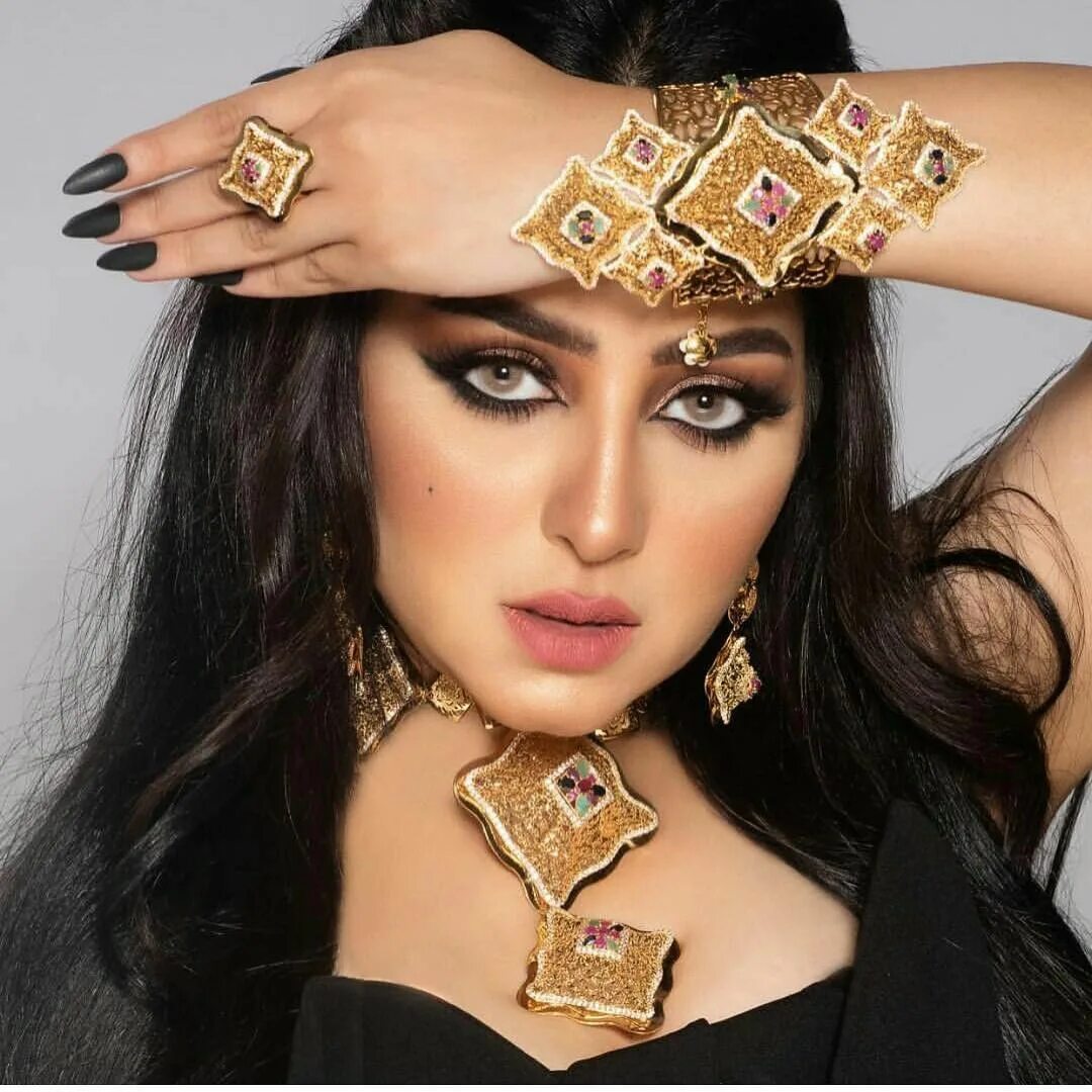 Слушать арабское золото. Арабская женщина в золоте. Арабские женщины в золотых украшениях. Бижутерии любовь на арабском. Almahra.