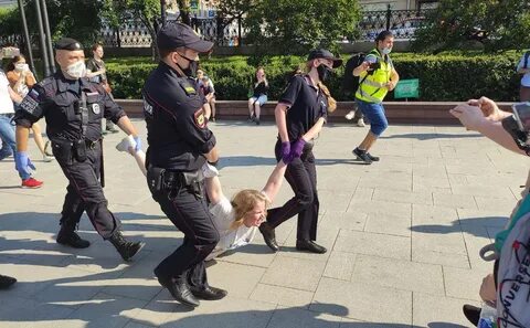 Полиция задерживает людей на улице