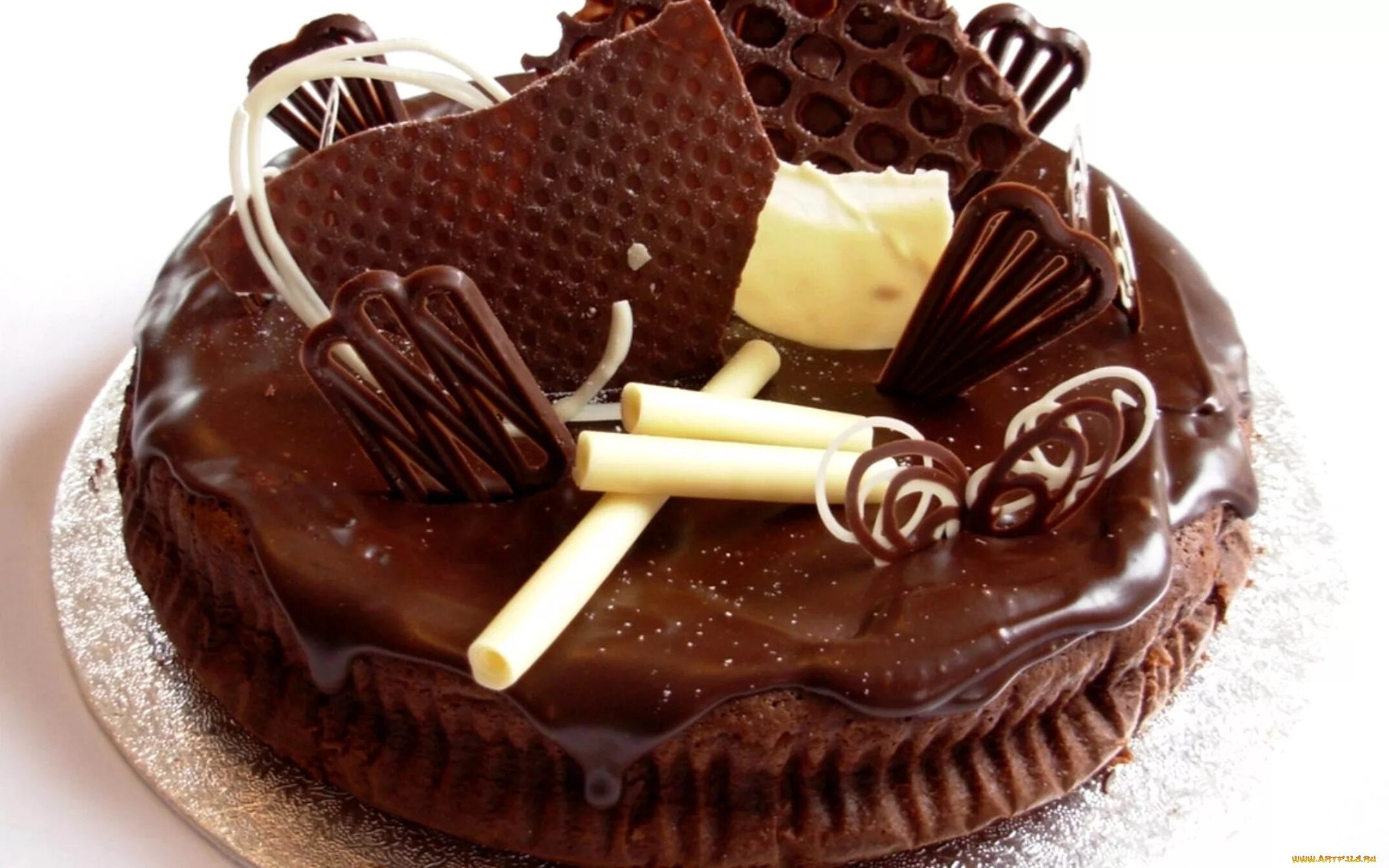 Торт оформление картинки. Шоколадный торт. Украшение шоколадного торта. Украсить шоколадный торт. Торт «шоколадка».