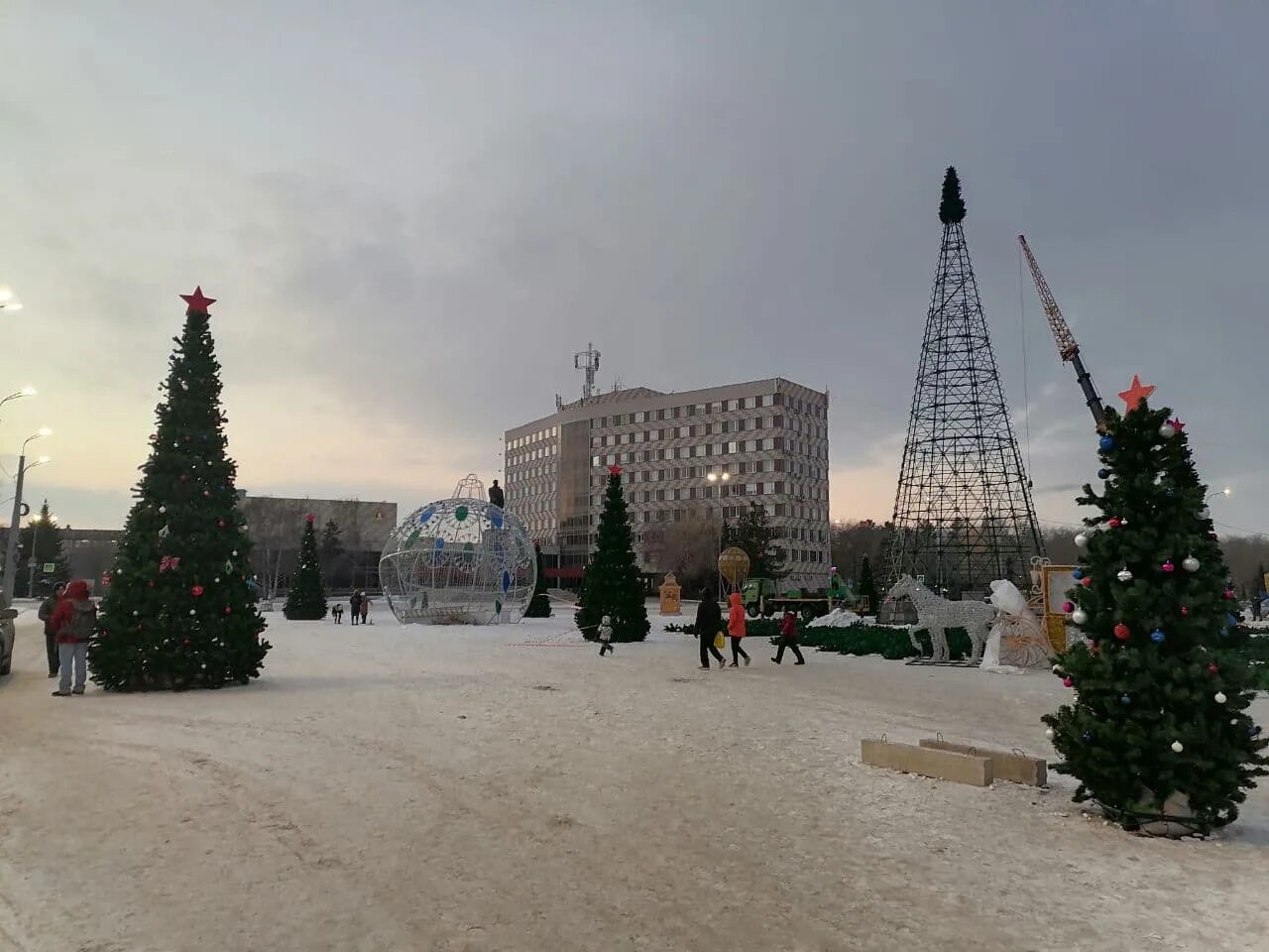 Ледовый городок оренбург. Елка на советской оренбург 2020. Елка в оренбурге 2022. Новый год в оренбурге где. Новогодний городок на площади ленина оренбург.