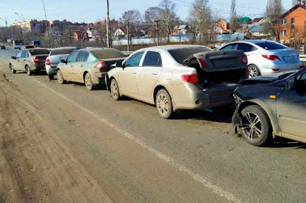 Дтп наезд на припаркованный автомобиль. Расслабься я сначала тоже не въехал. Занос автомобиля схема. Притерли машину на парковке. Торможение автомобиля.