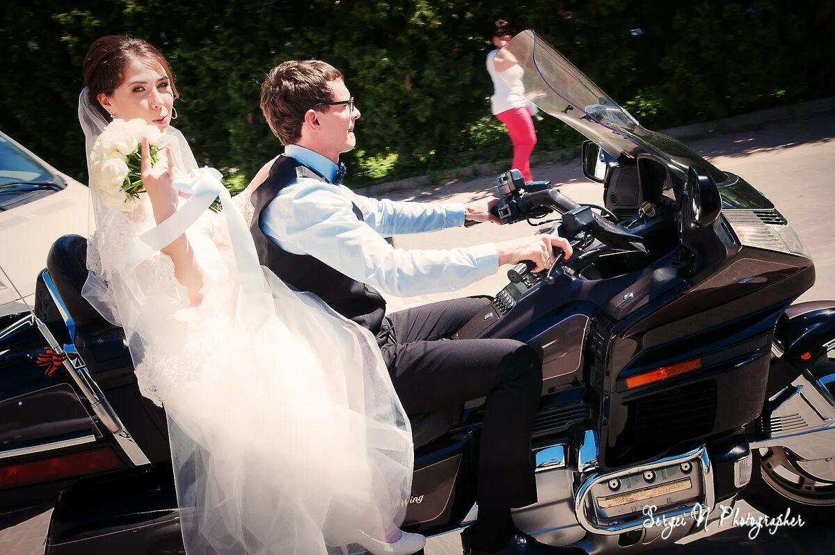 Жена байкера. Свадебные фото с мотоциклом. Жена байкера Асти Брамс. Байкерская жена.