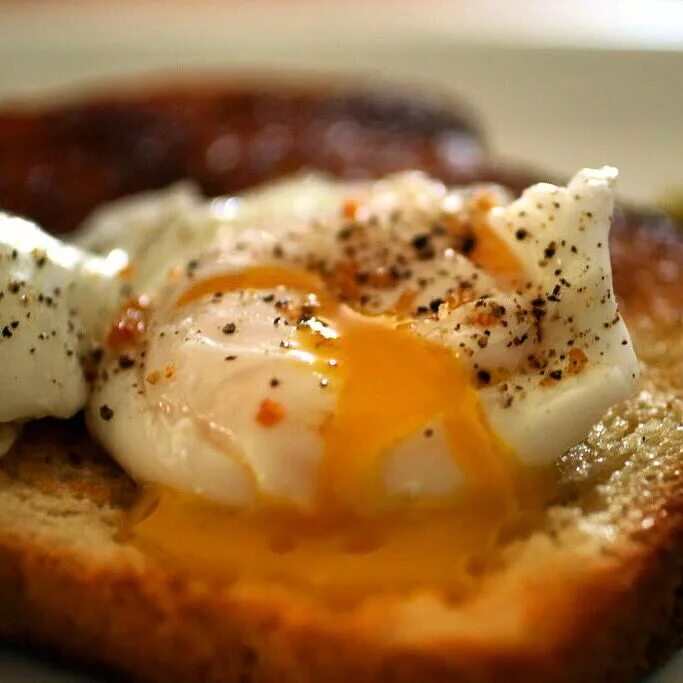 Хлеб с яйцом в духовке. Яйцо пашот с гренками. Яйцо пашот на хлебе. Гренки с яйцом пашот. Яйцо пашот крутоны.