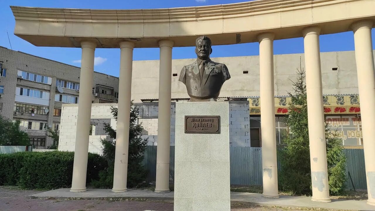 Памятник Кунаева в Капчагае. Бюст Кунаева. Кунаев город в Казахстане. Памятник Кунаеву в Алматы. Г кунаев