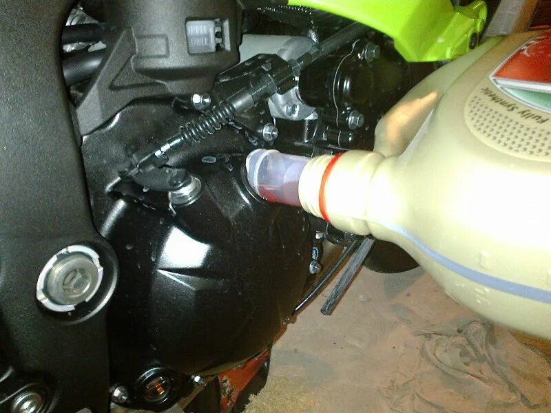 Yamaha r6 2008 масляный фильтр. Замена масла на кавасаки zzr 1100. Zx9r кавасаки масляный фильтр. Масляный фильтр кавасаки 250r. Kawasaki er 5 смена масла в двигателе.