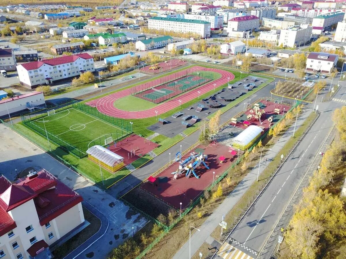 Город лабытнанги ямало. Город Лабытнанги Ямало-Ненецкий автономный округ. Ямал город Лабытнанги. Лабытнанги старт стадион. Стадион Арктика Лабытнанги.