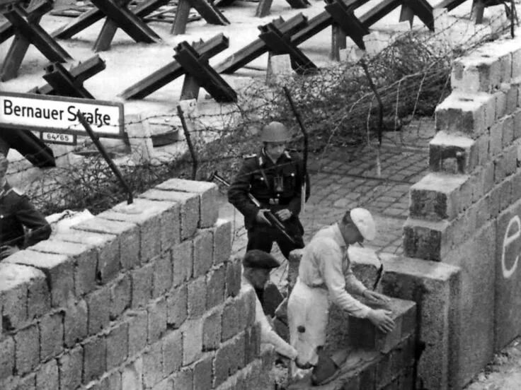Берлинская стена возведена год. 13 августа 1961 года: берлинская стена. строительство берлинской стены 1961. берлинская стена хрущев. 13 августа 1961 год — начато сооружение берлинской стены.