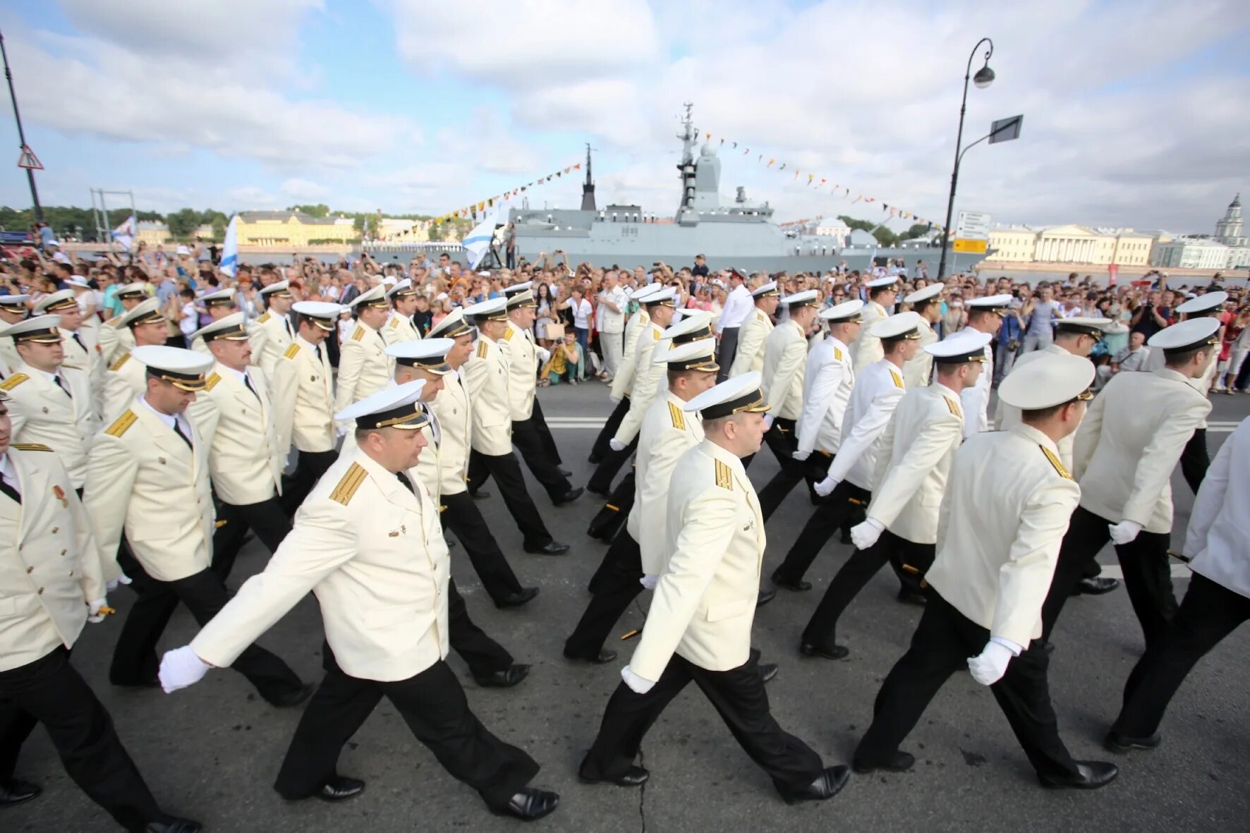 Движение парада. Военно морской парад. Военные моряки на параде. Дворцовая набережная вид на парад. Парад на день города.