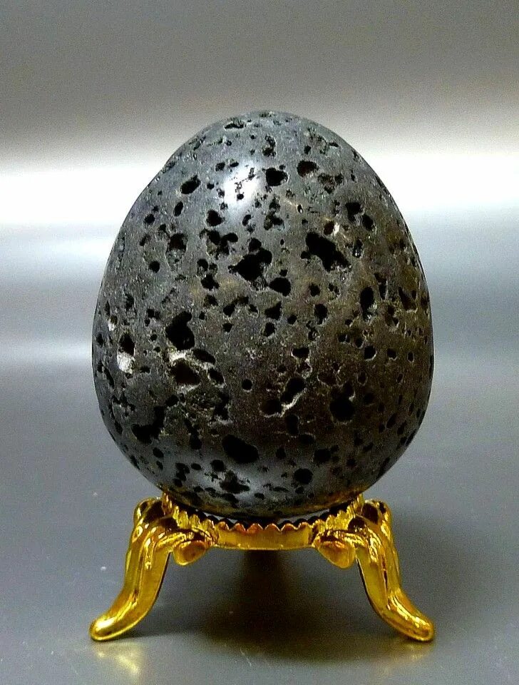 Stone egg. Камень яйцо дракона. Каменные яйца. Минералы в яйце. Камушек яйцо.