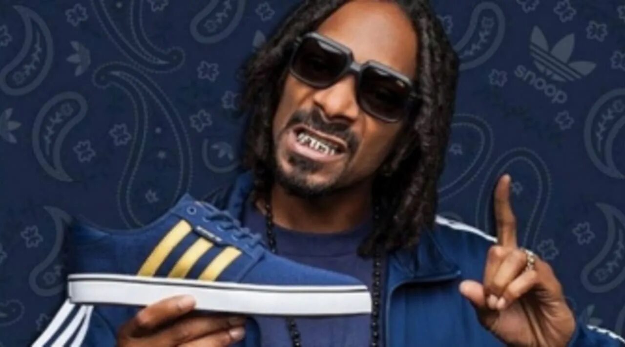 Адидас поет песню. Снуп Догг и адидас. Снуп дог в адидасе. Snoop Dogg 2023. Бомбер адидас снуп дог.