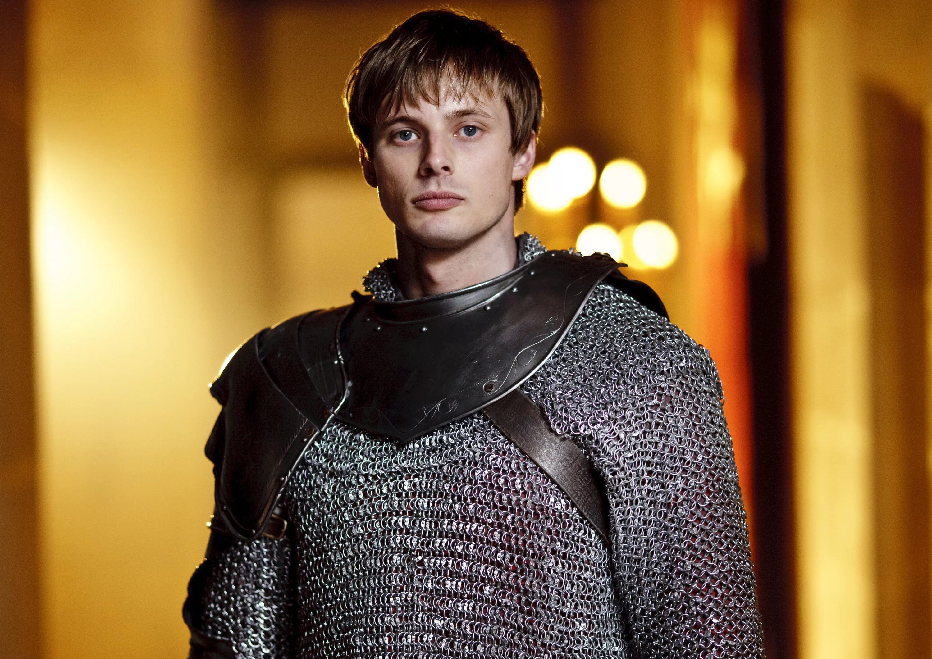 Bradley James. Актер игравший короля