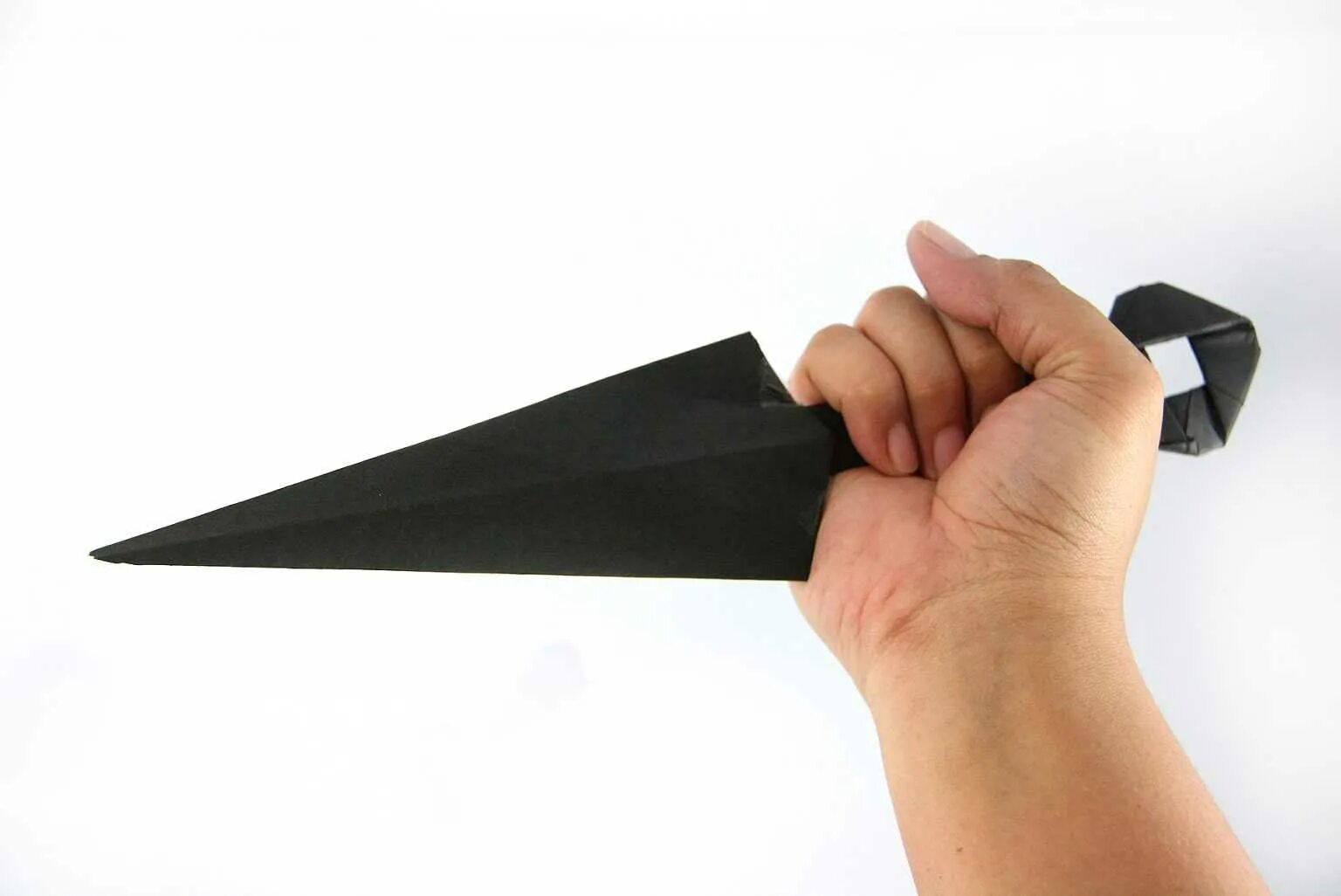 Нож кунай из бумаги. Оригами из бумаги кинжал кунай. Оригами оружие ниндзя кунай. Кинжал из картона.