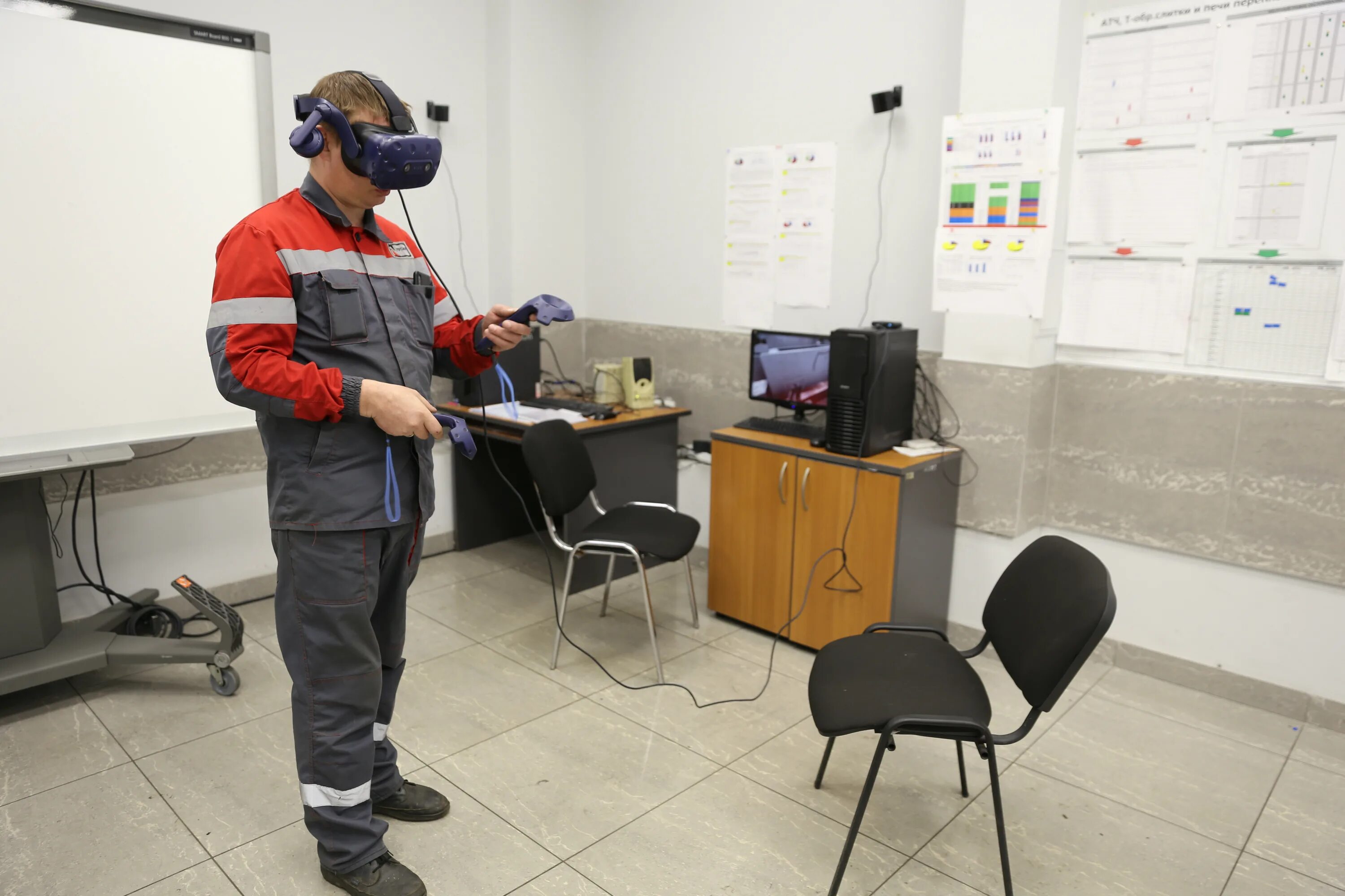 Рабочие 2023. Тренажер виртуальной реальности. VR тренажеры на предприятиях. Рабочее место литейщика. VR тренажер по промбезопасности.