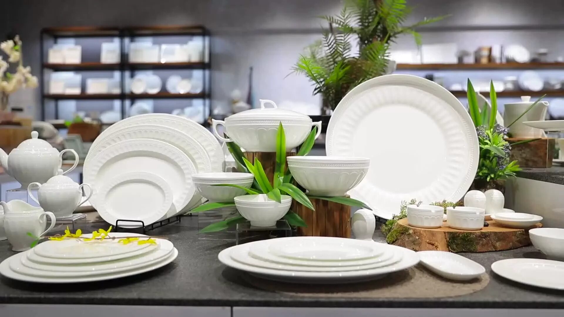Bone porcelain. Белая фарфоровая посуда. Белая керамическая посуда. Белая посуда современная. Набор белых тарелок.