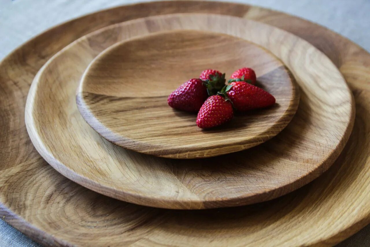 Деревянная миска 9. Деревянная тарелка. Тарелки из дерева. Деревянные тарелки для еды. Деревянная тарелка для закусок.