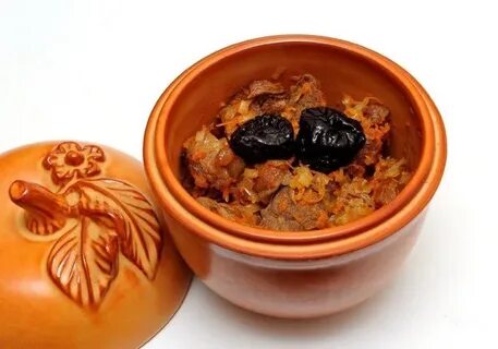 Мясо в горшочках с черносливом