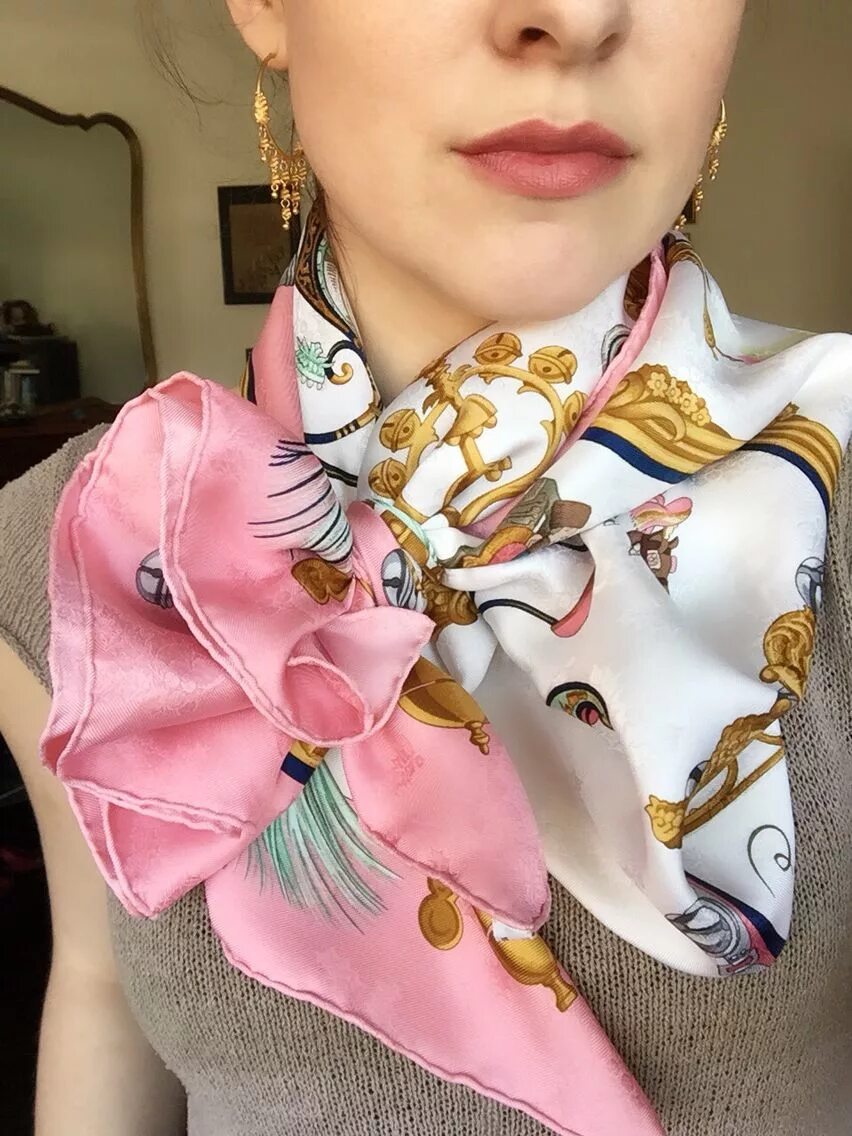 Платок на шею. Красивый шейный платок. Платок с крупными цветами. Шарф с цветочками.