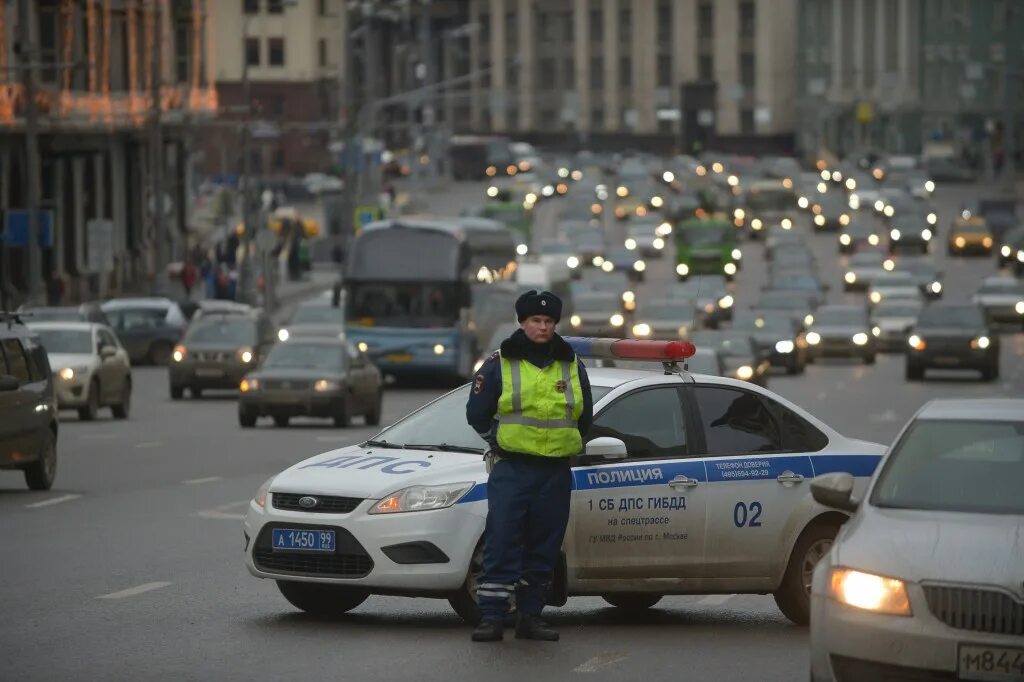 Усилена безопасность москвы. Полиция Москвы. Полиция Москвы Москвы. Полиция в центре Москвы. ДПС на улицах города.