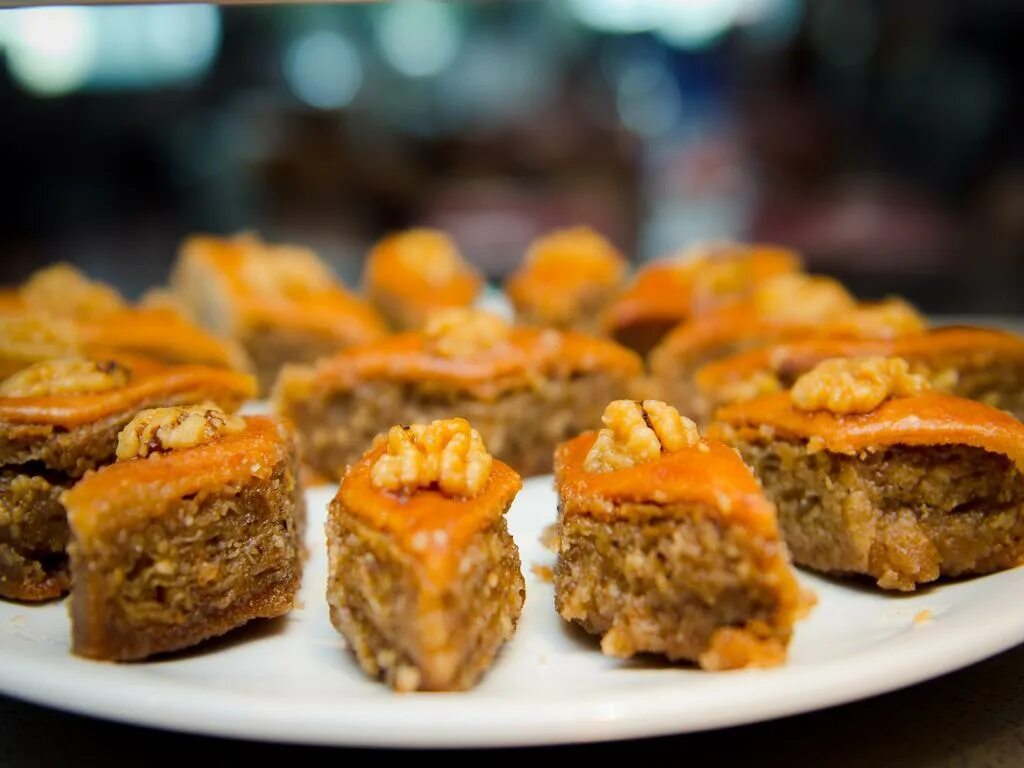 Пахлава баку. Пахлава азербайджанская. национальные азербайджанские сладости. сладости азербайджанской кухни. азербайджанские сладости пахлава.