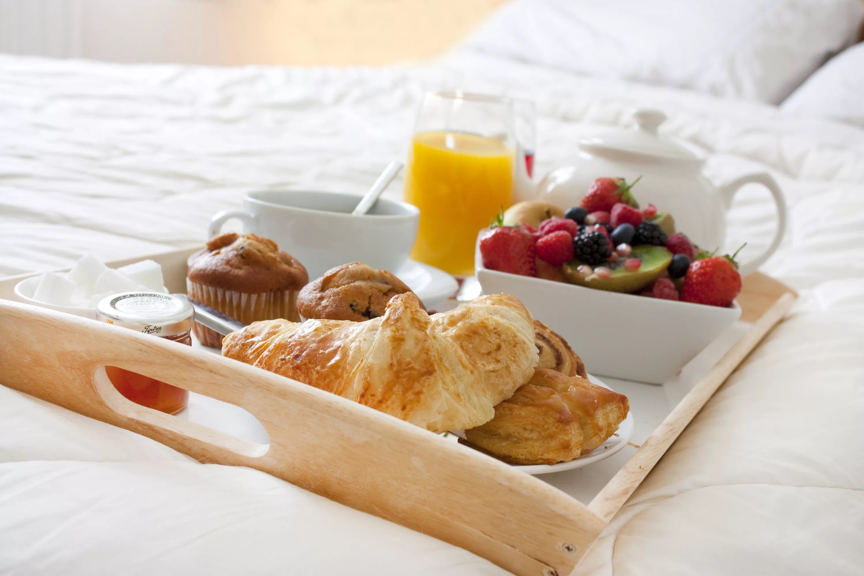 Утро чин. Завтрак в постель. Поднос завтрак. Вкусный завтрак в постель. Романтичный завтрак.