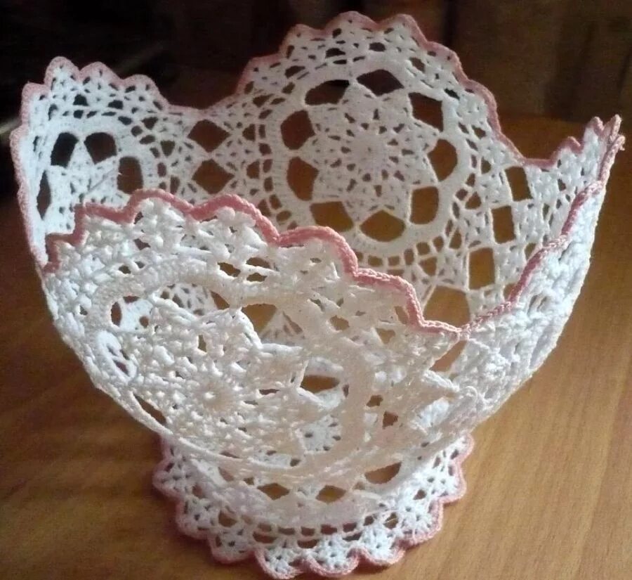 вязаная ваза крючком. вязаные вазочки крючком. вязаные вазочки и корзиночки. вязаный декор для дома. вязаные скатерти вазочки крючком.