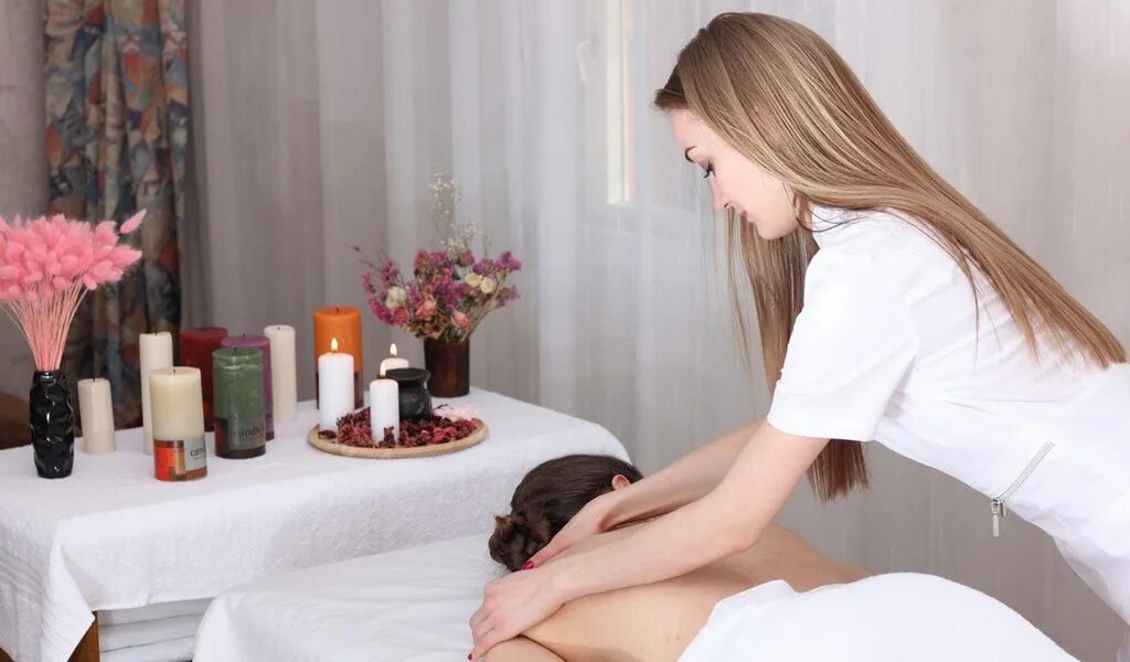 женщина массажист. нежный массаж. массаж тела. массажистка девка. женский интимный массаж.