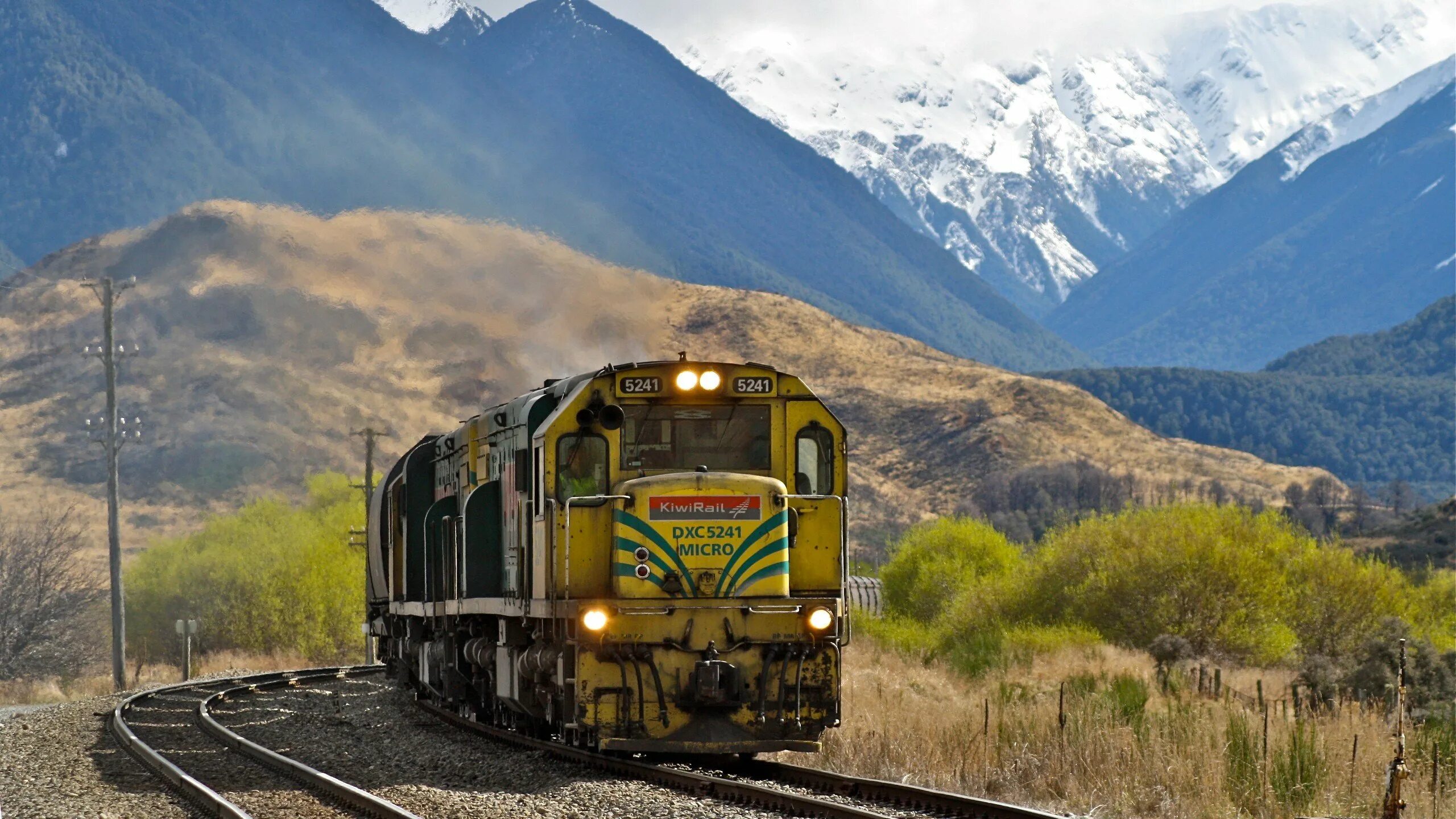 Видео новых поездов. Железная дорога новой Зеландии. Железнодорожный транспорт. Поезд в горах. Тепловоз в горах.